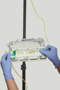 Dispositivo médico con manos y guantes azules