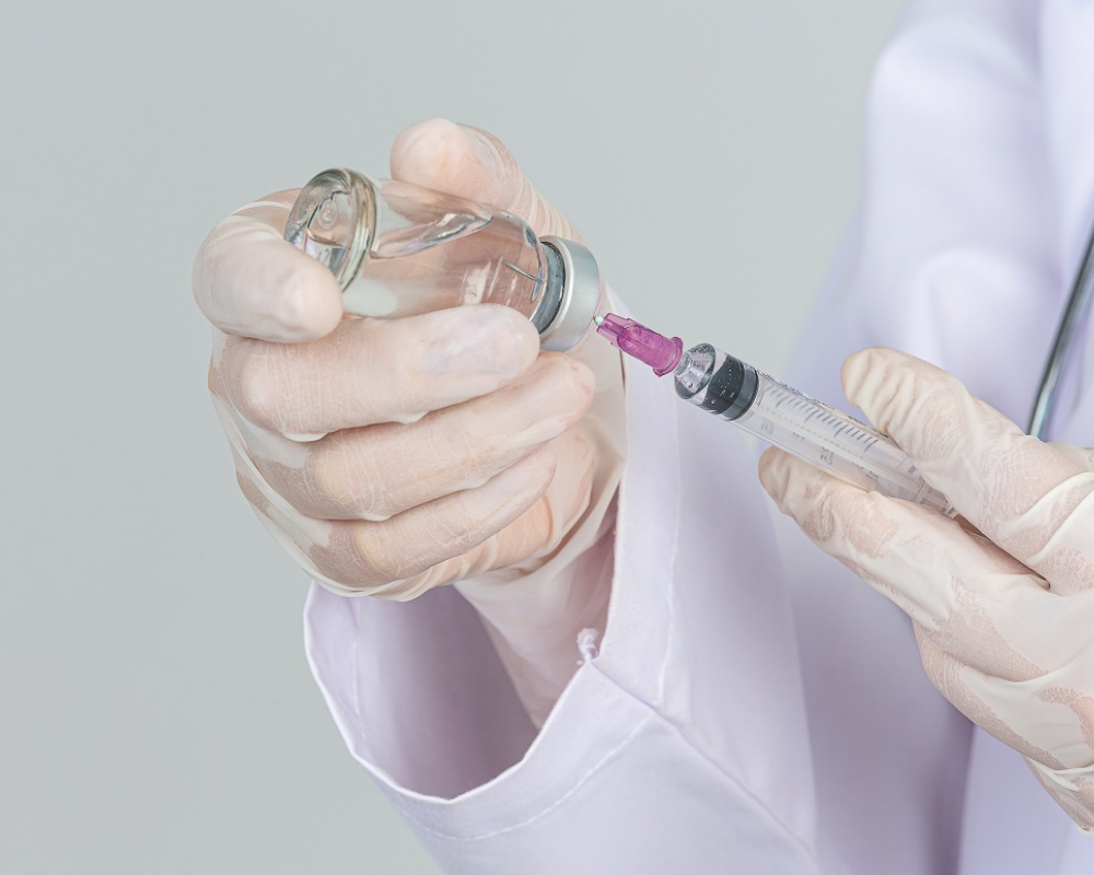 Profesional prepara jeringa con medicamento