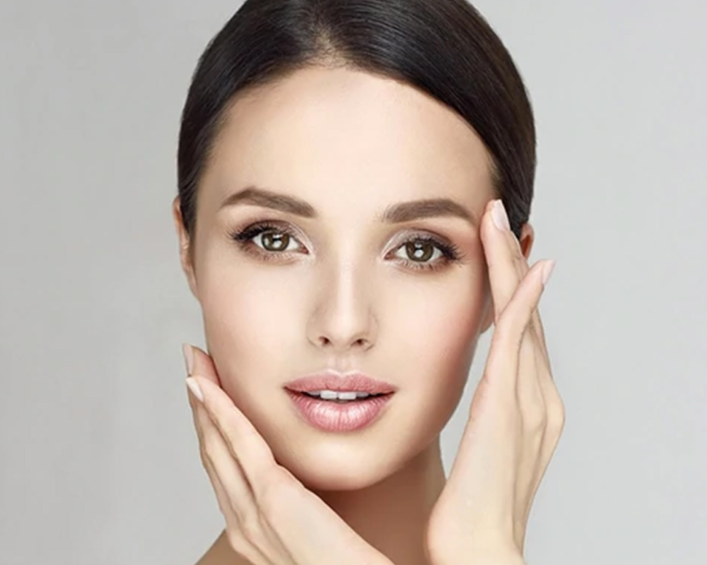 Mujer joven con piel impecable