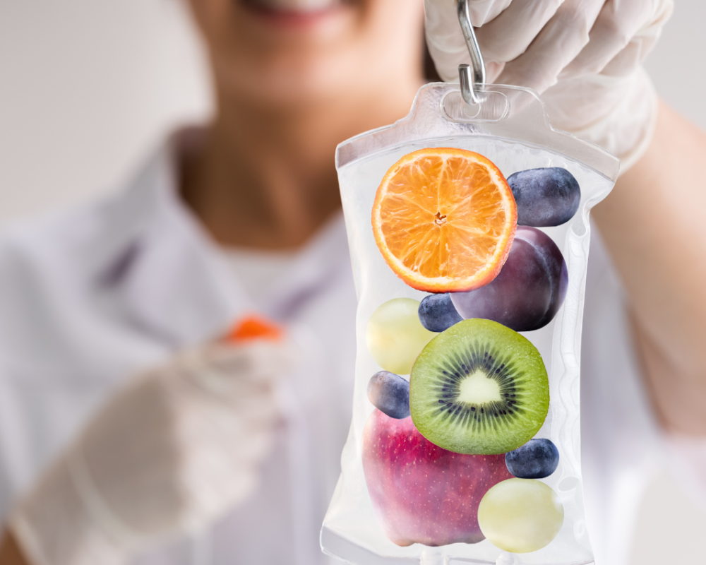 Bolsa de suero llena de frutas variadas