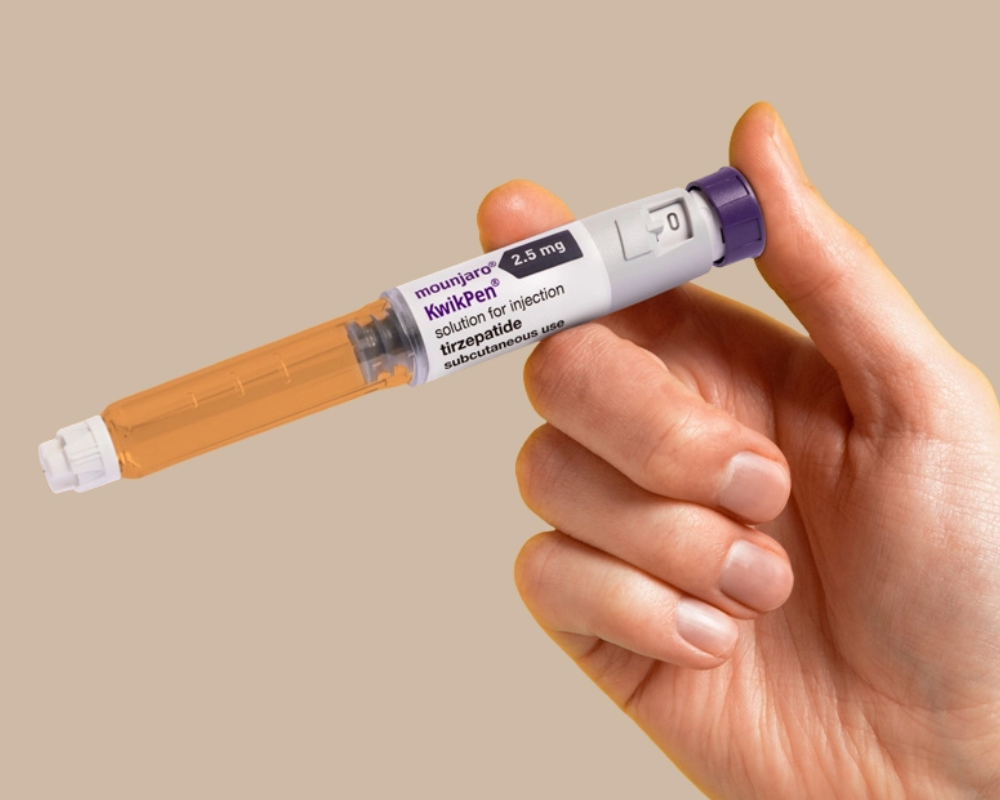 Mano sosteniendo inyector de medicamento