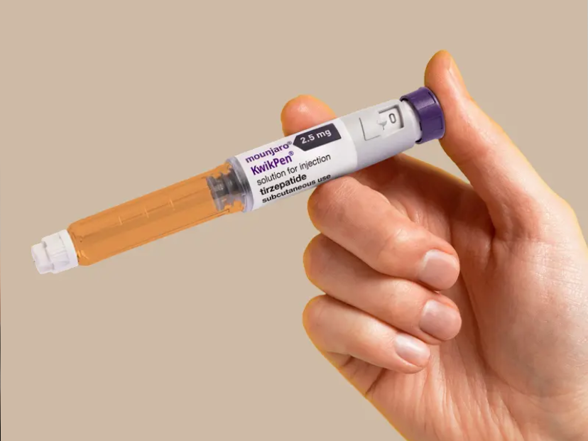 Inyector Mounjaro KwikPen en mano