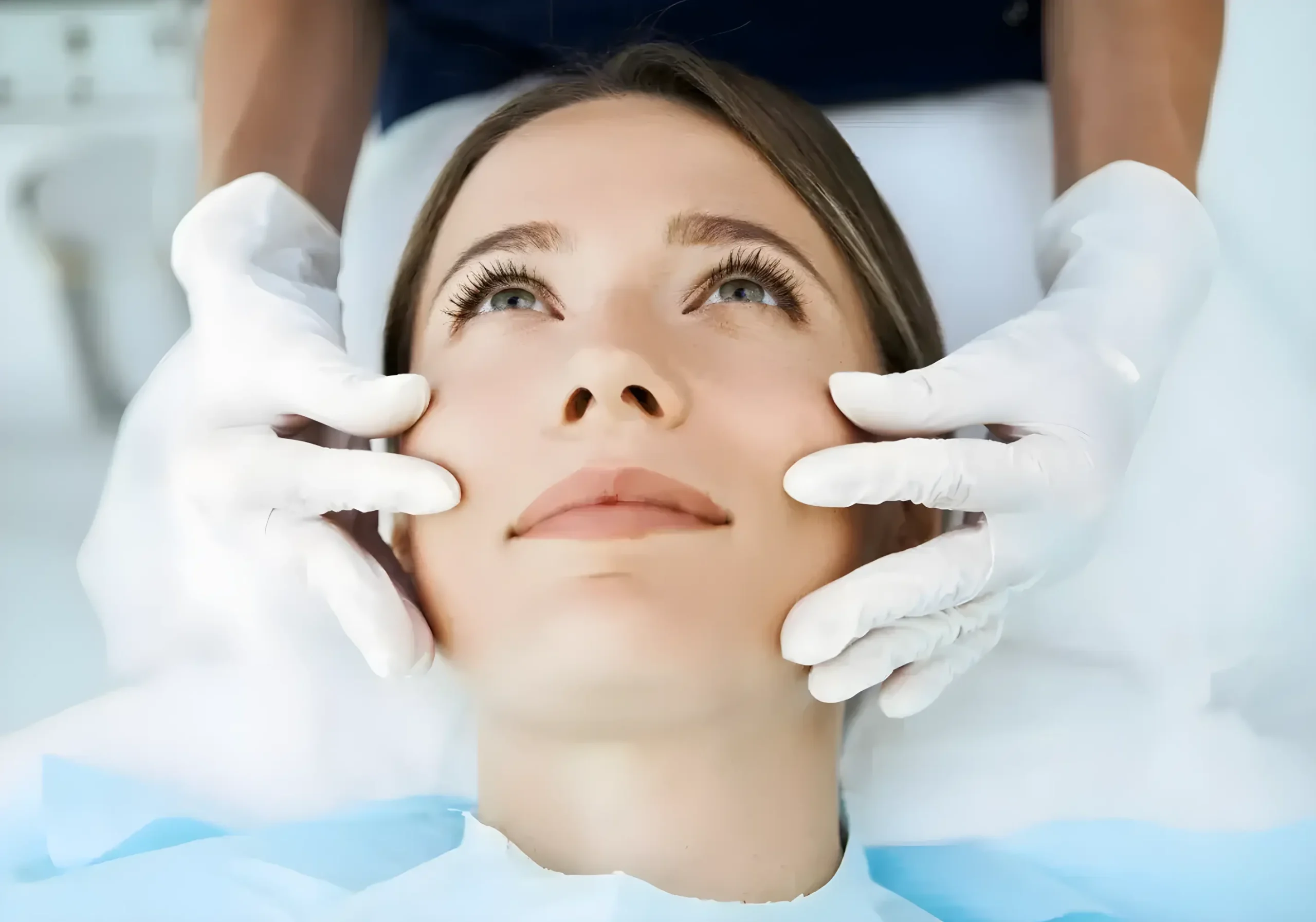 Mujer recibiendo tratamiento facial en spa