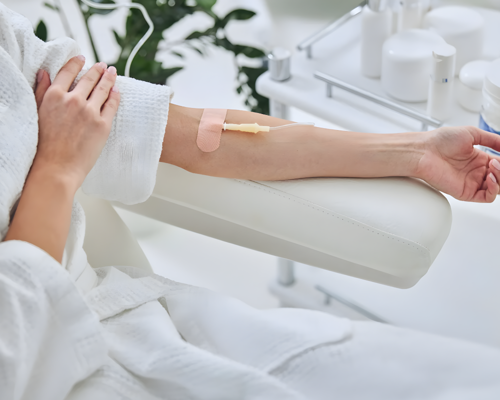 Brazo con una vía intravenosa.