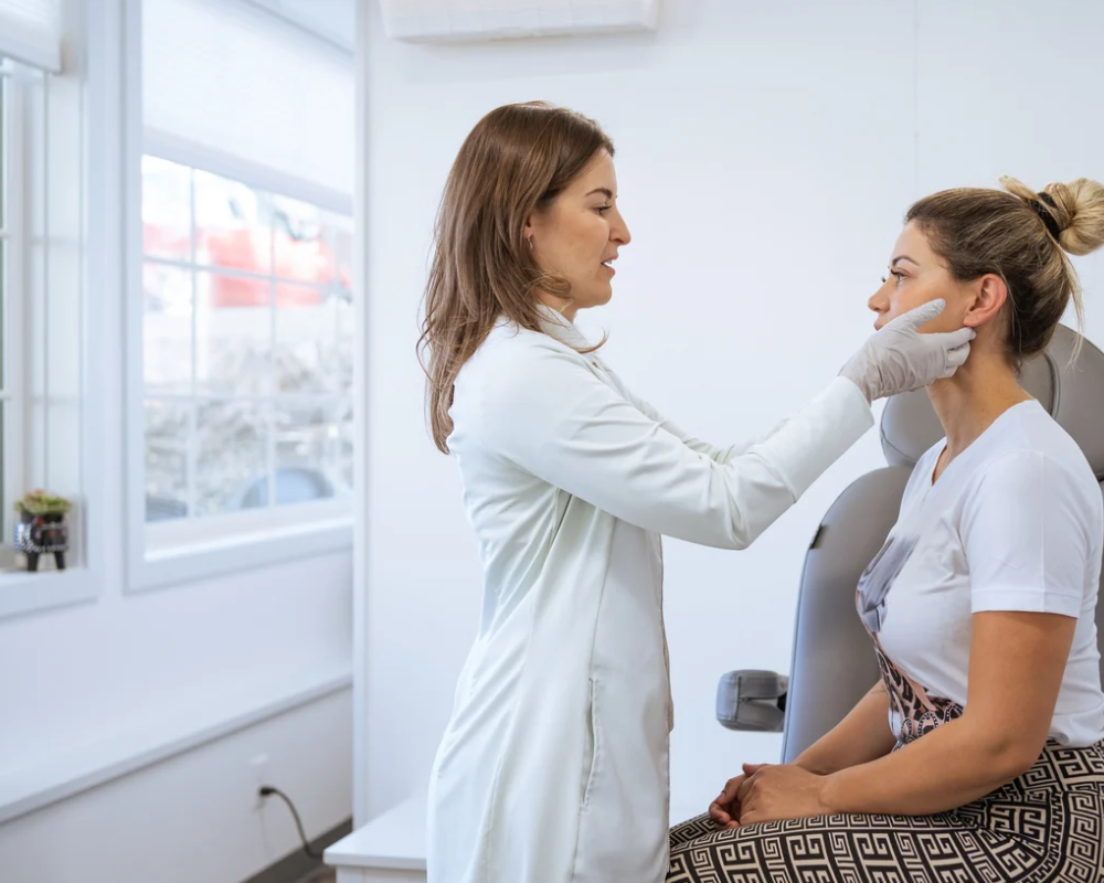 Consulta médica facial en el consultorio