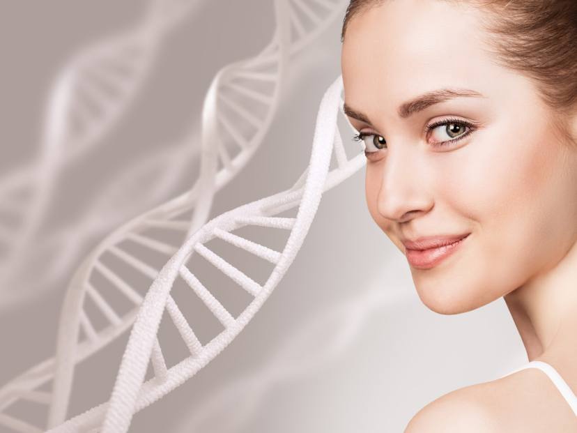 Mujer sonriente con fondo de ADN