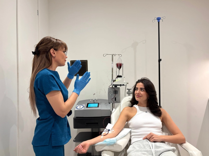 Mujer recibiendo tratamiento médico intravenoso.
