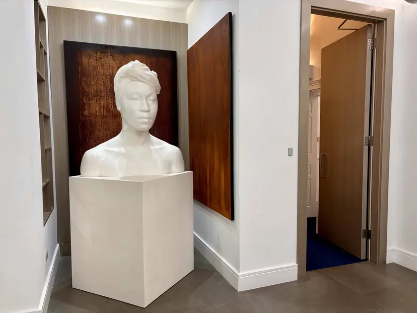 Busto blanco en una esquina de galería