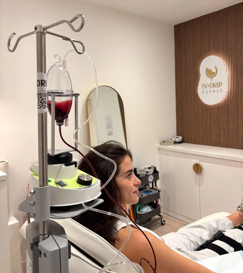 Mujer recibiendo terapia intravenosa en clínica