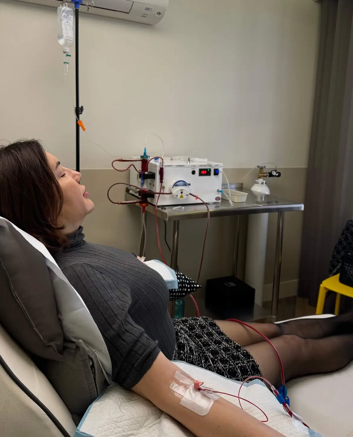 Mujer recibiendo tratamiento médico intravenoso.