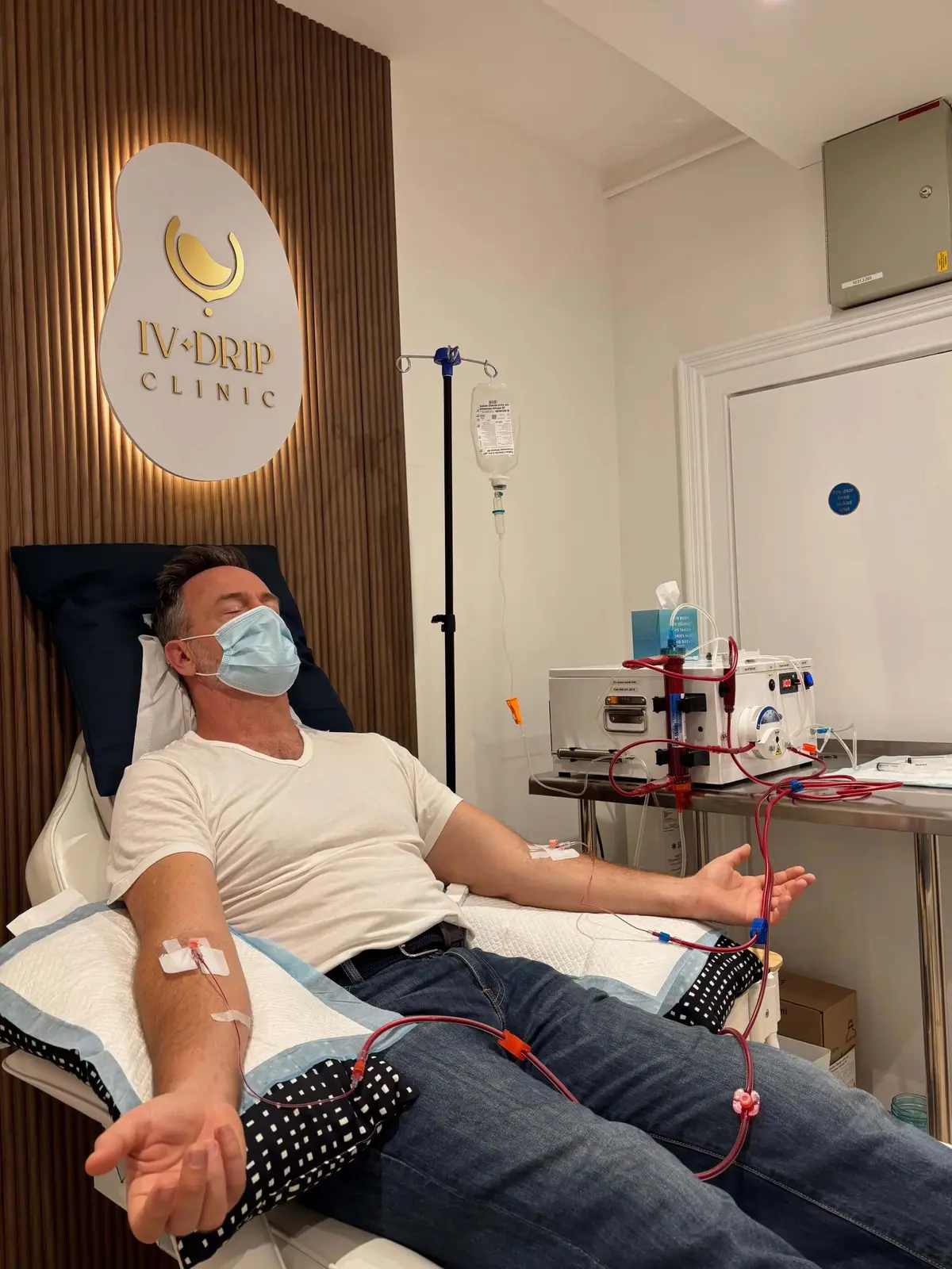 Hombre recibiendo terapia intravenosa en clínica